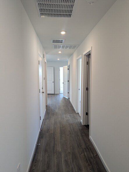 Hallway looking towards front door - 1361 Kartchner Trail