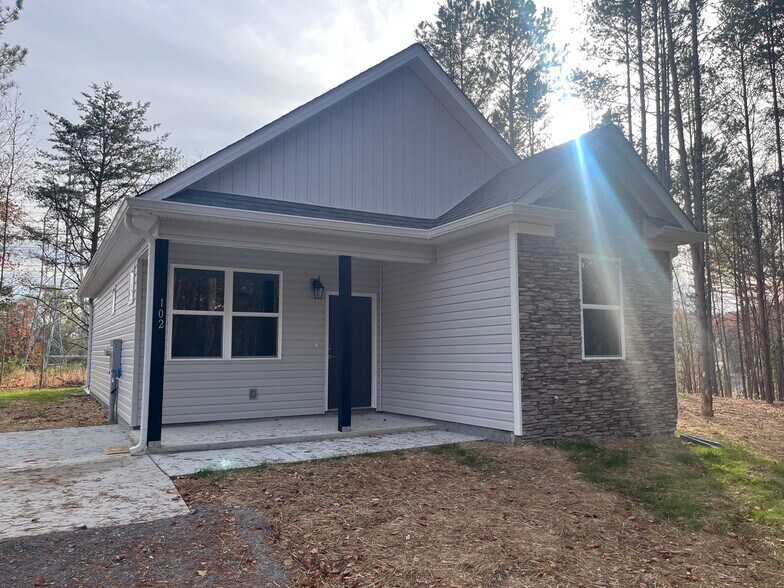 Building Photo - 102 Hogan Hts Dr