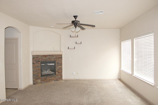 Building Photo - 13832 Hollywood Dr