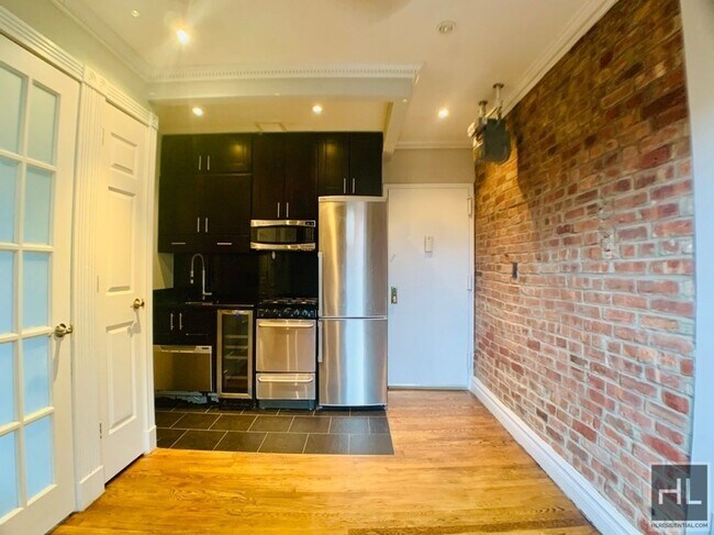 Building Photo - 234 Mott St
