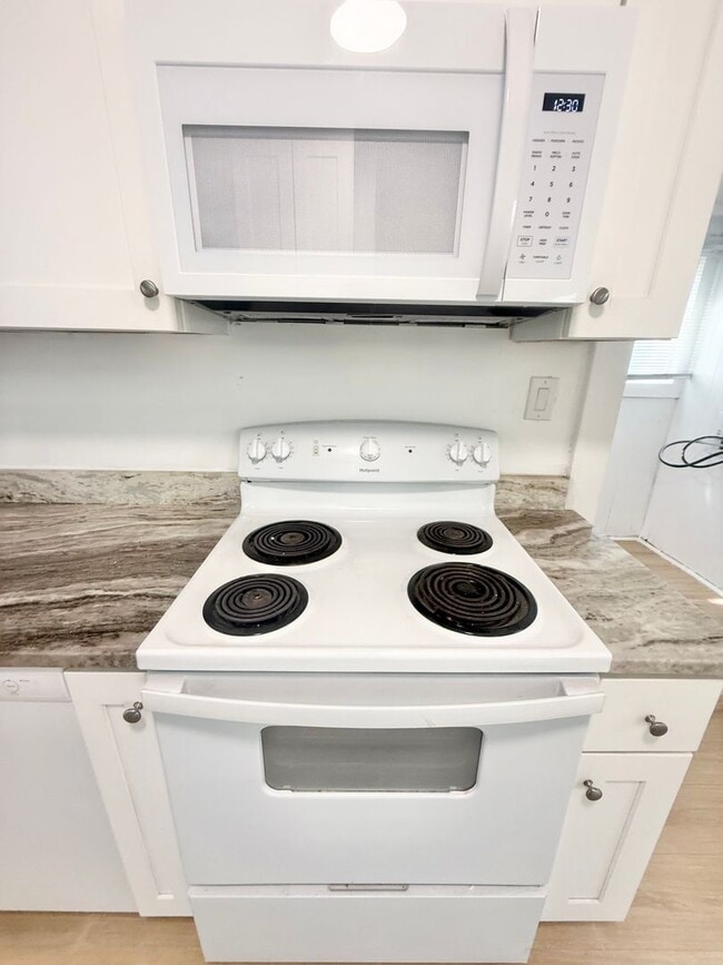 Building Photo - ***RENT READY~4 Bed RENOVATED 2 story house/w/ downstairs bedroom/Granite countertops