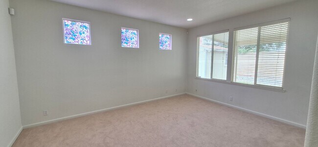 Building Photo - 2080 Mariposa Dr