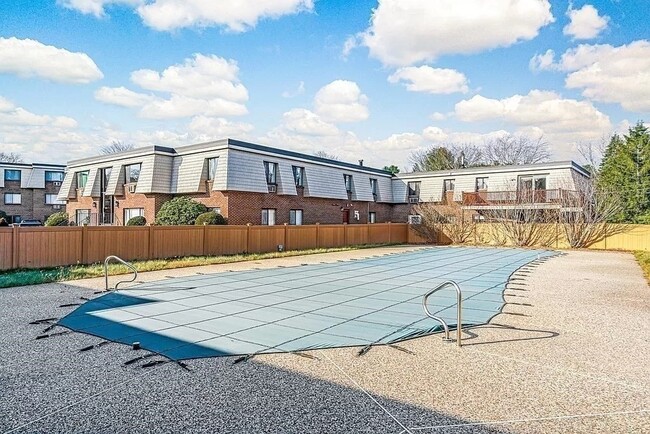 Building Photo - 3 Hallmark Gdns