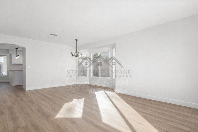 Building Photo - 1005 E Stirrup Ln
