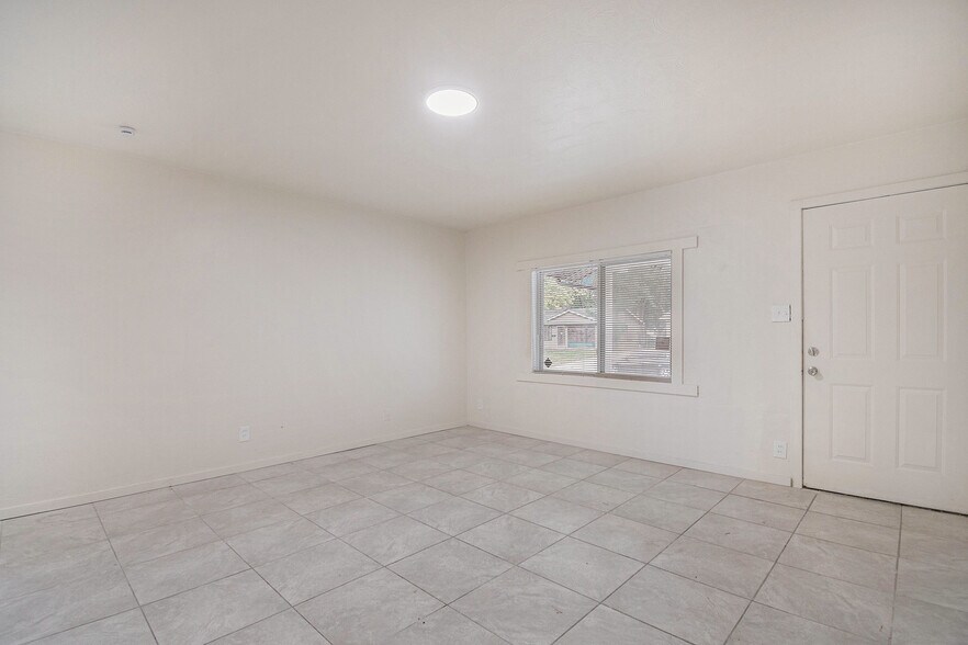 Building Photo - 126 Saint Robert Dr