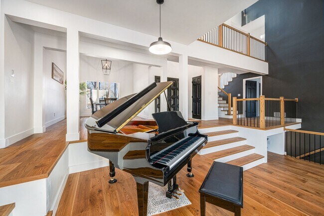 Building Photo - Renovated Lakefront 5 Bedroom Home with 2 Garages!