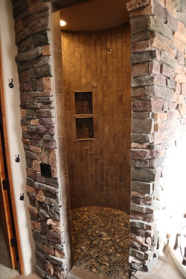 Building Photo - Your own resort! Elegant, Exclusive & Exquisite.