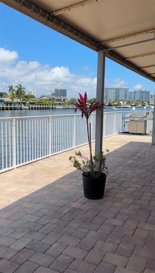 Building Photo - 3161 S Ocean Dr