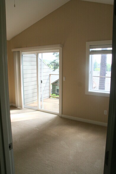 Building Photo - 9398 SW 153rd Ave