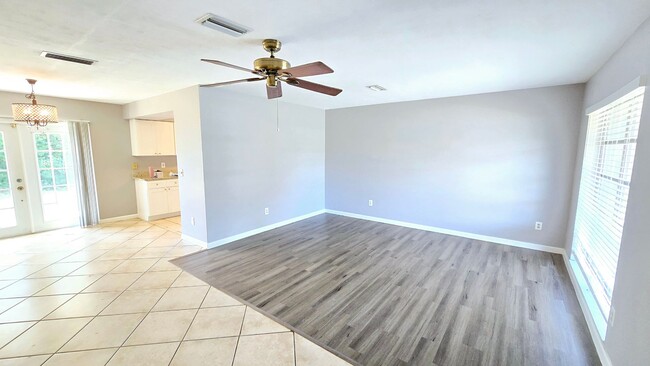 Building Photo - Charming Corner Lot Home in Deland- Near T...