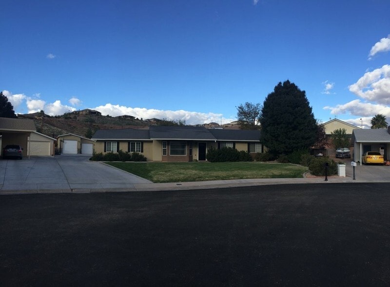 Building Photo - 1743 W Green Valley Ln