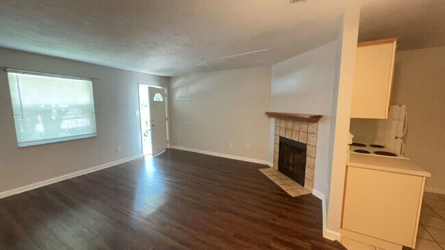 Building Photo - Spacious 1 BR 1 BA Available in July!