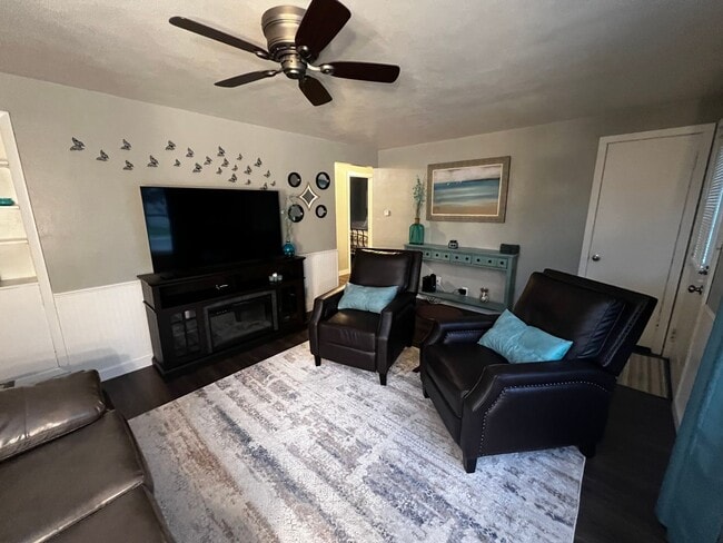 Building Photo - 1831 S Oneida St