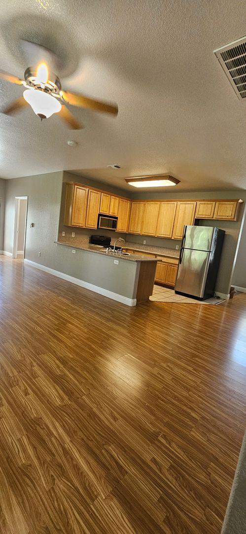 Building Photo - G Street 6 Plex