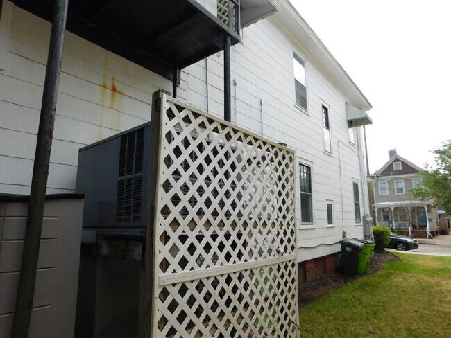 Building Photo - 206 King St