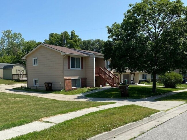 Building Photo - Aplin Duplex (4025/4027)