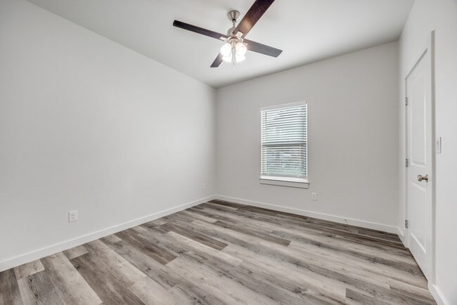 Building Photo - 924 W Collins St