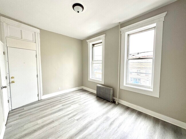 Primary Photo - 185 Beacon Ave