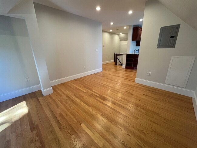 Building Photo - 90 Lyndhurst St