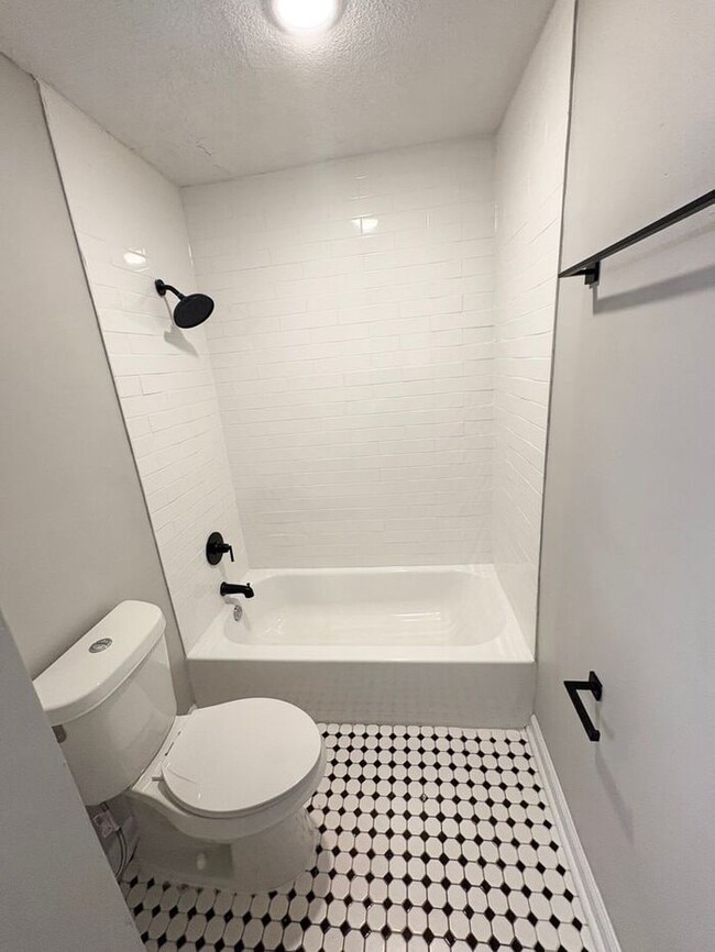 Building Photo - LIVE AT THE DEN THIS WINTER — FREE RENT + $995 SPECIAL