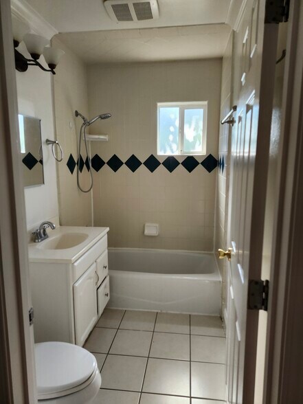 Building Photo - 444 Doma Dr
