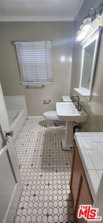 Building Photo - 1338 S Dunsmuir Ave
