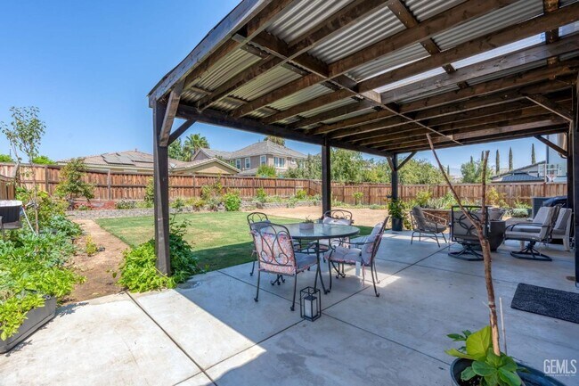 Building Photo - 4 Bed 2 Bath