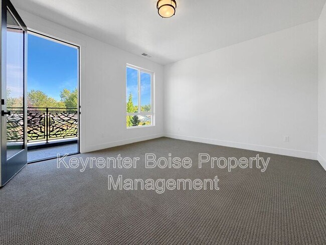 Building Photo - 450 E Presidio Ln