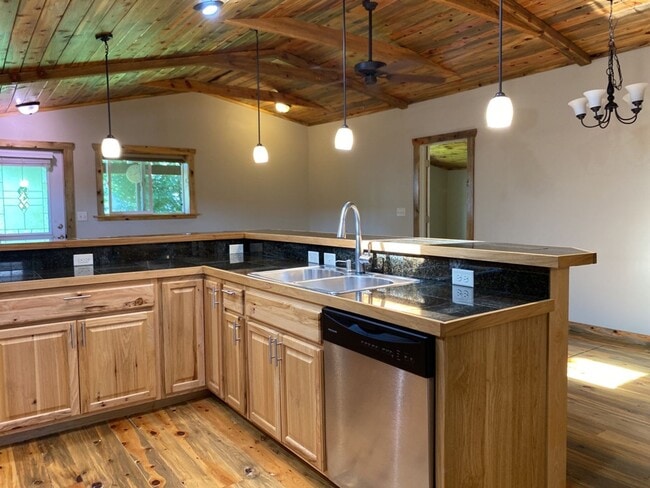 Building Photo - Updated Old Town 3 Bed 2 Bath Home w/ fenced yard and 1 car garage