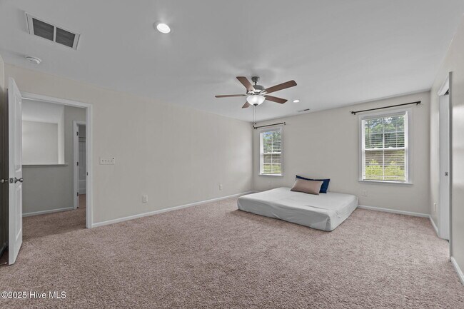 Building Photo - 828 Knoll Cir