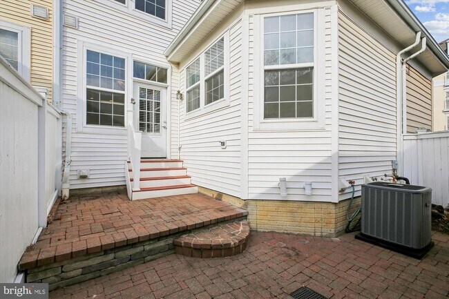 Building Photo - 502 Lawson Way