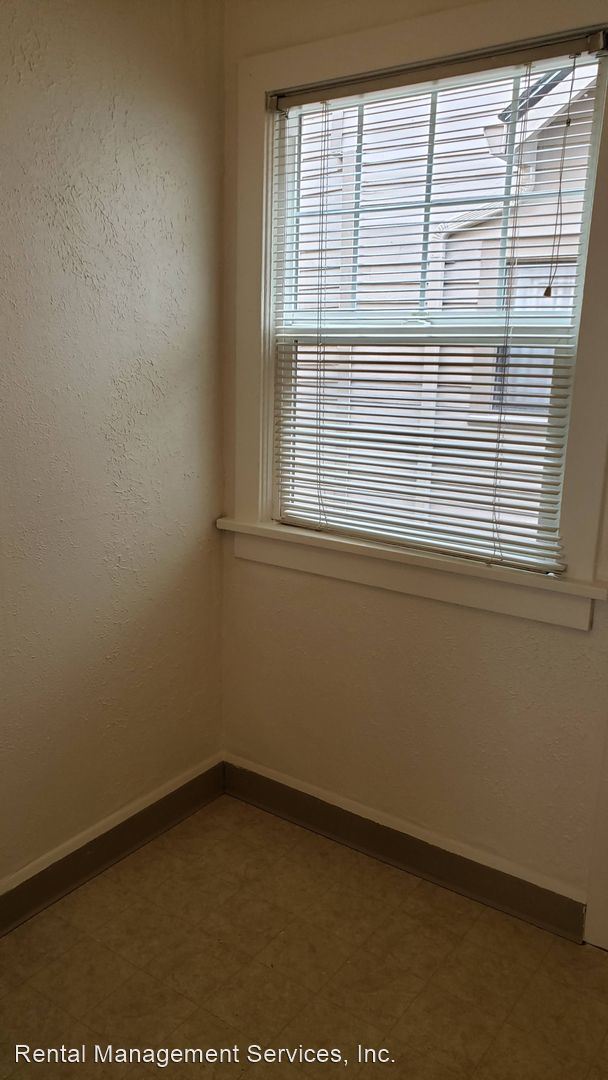 Building Photo - 3087 SE Ankeny St