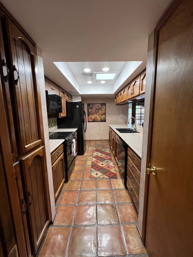 Building Photo - FURNISHED 3 BEDROOM HOME IN TOWN WITH POOL ACCESS!