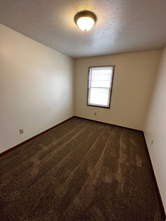 Building Photo - 513-F S Silverwood Lane