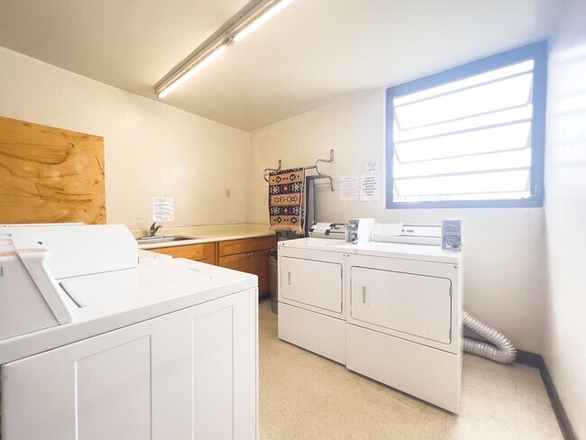 Building Photo - Fully Renovated 1 BR Unit at Kapiolani Manor