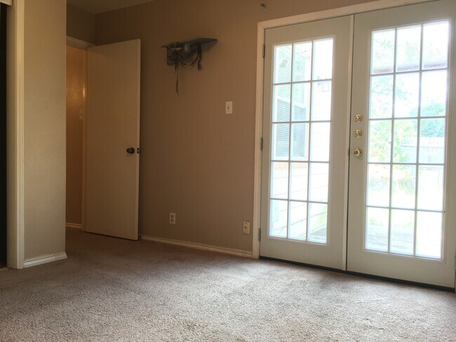 Building Photo - 906 Sirocco Dr