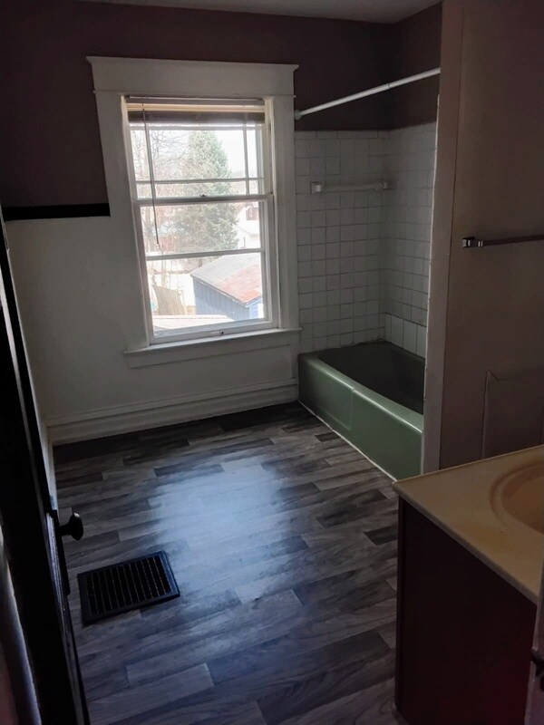 Building Photo - 412 West César E. Chávez Ave. Unit 2