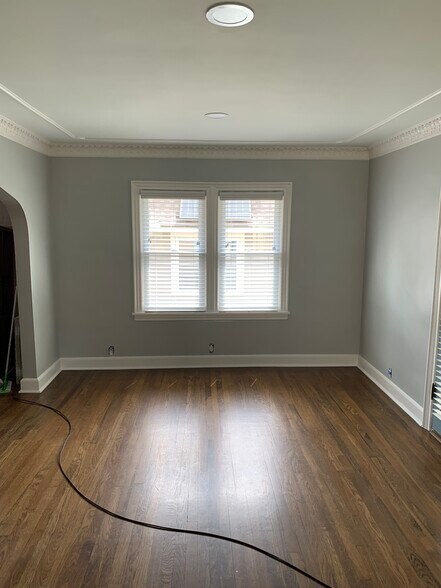 Building Photo - 706 E 71st Ter