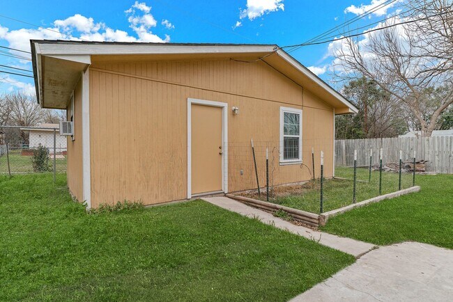 Building Photo - CRESTHAVEN HEIGHTS