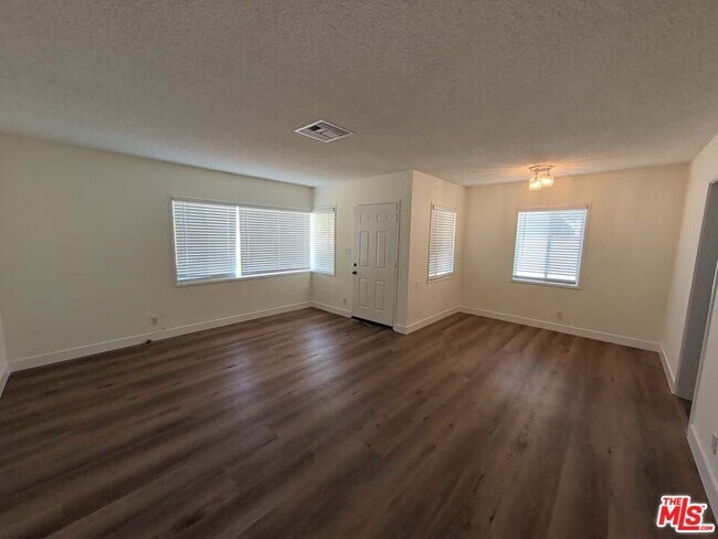 Building Photo - 7758 N Glenoaks Blvd