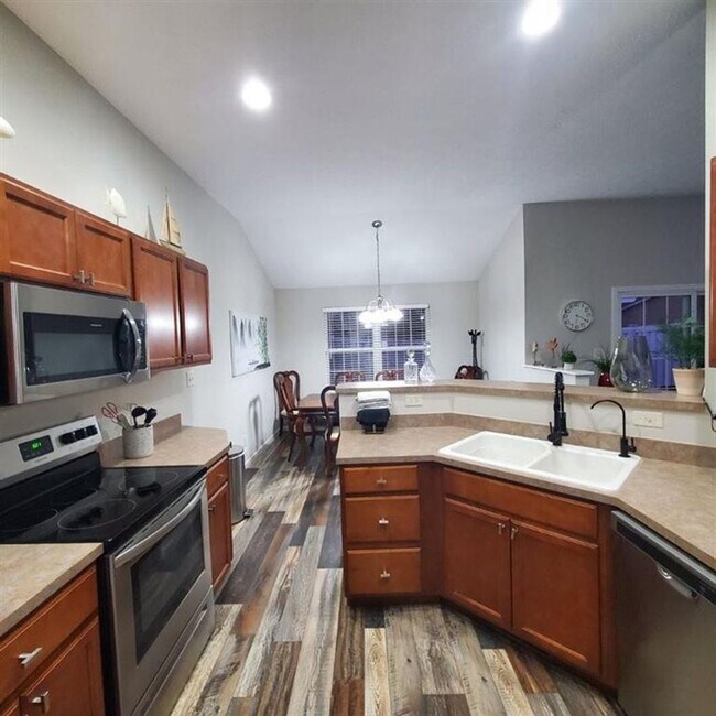 Building Photo - Beautiful condo on Richmond's South Side