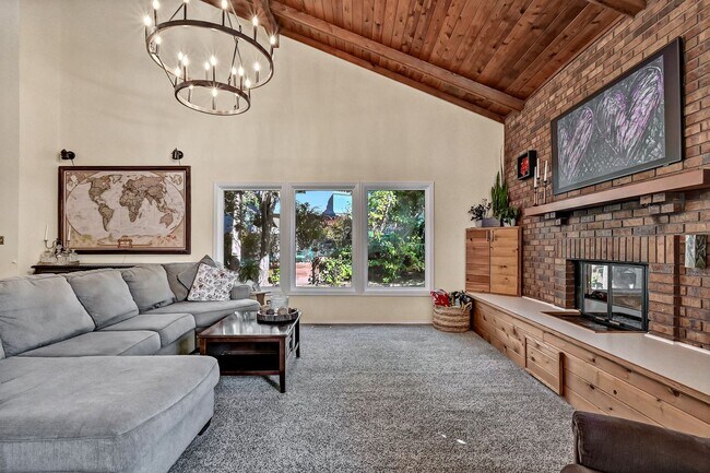 Building Photo - Cozy Hillside Boise Beauty Available 1/1/26!