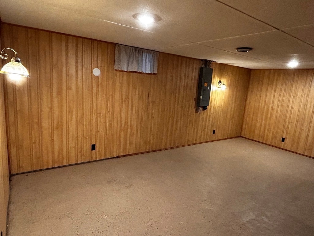Family Room - 694 Tilson St N