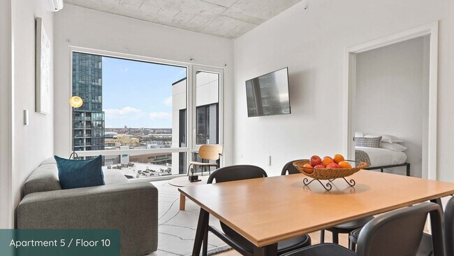 Building Photo - 853 W Blackhawk St