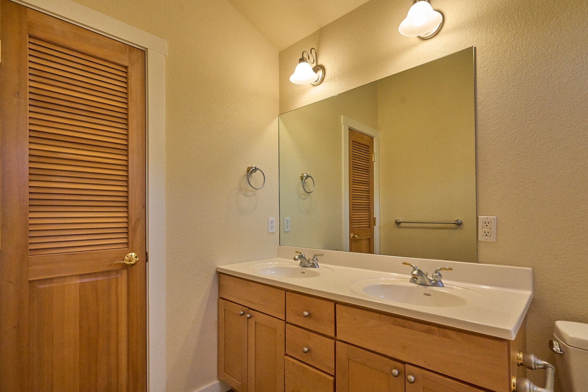 Ensuite Primary bath - 973 B St