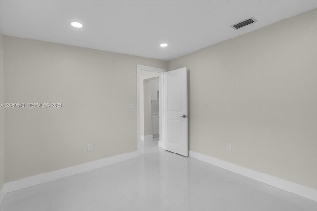 Building Photo - 2640 SW 30th Ct