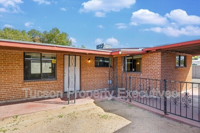 Building Photo - 1662 N Beverly Ave