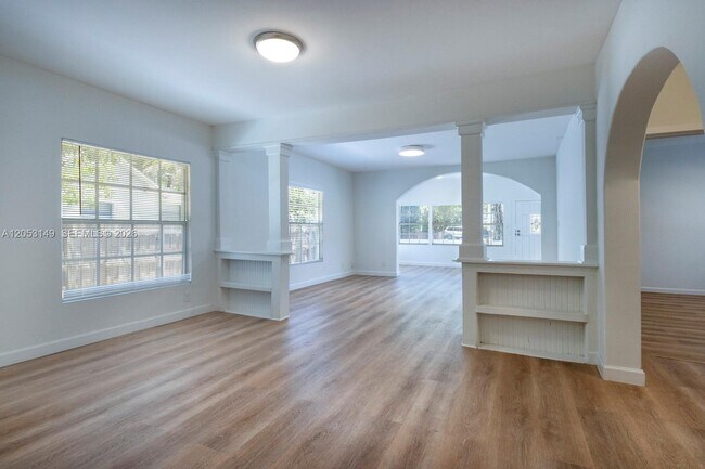 Building Photo - 3628 Thomas Ave