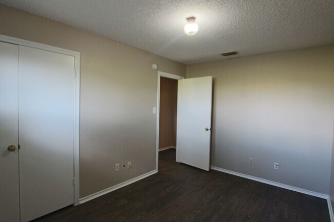 Building Photo - 201 Barbara St