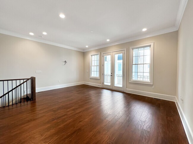 Building Photo - Stunning Luxury Townhome with Elevator in ...